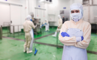 Por que higienizar EPIs e utensílios é essencial para a segurança dos alimentos