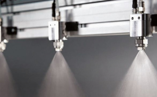 Por que o uso de equipamentos de dosagem é importante no processo de fabricação de ração