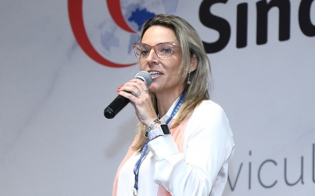 Liris Kindlein, doutora em nutrição animal, fala sobre controle sanitário na revista Sindiavipar 